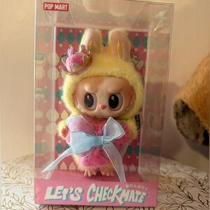 POP MART The Monsters Labubu Let's Checkmate
Queen Vinyl Plush Pendant Keychain